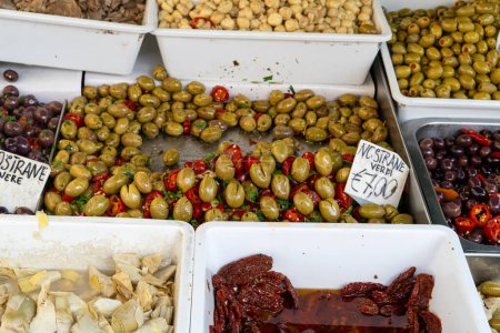 Foto de Aceitunas verdes frescas de cosecha propia (traducción: nostrane verdi) vendidas en un mercado local en Italia, horizontal - Imagen libre de derechos