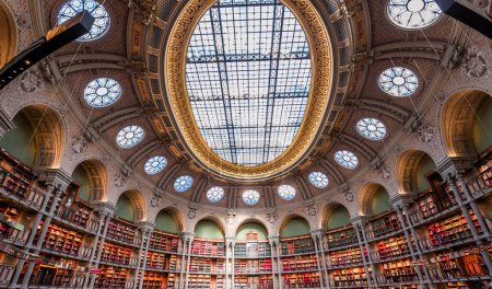 Photo for PARIS, FRANCE, OCTOBER 20, 2022 : Oval reading room in National Library, Richelieu site, Paris, france, built by architects Jean-Louis Pascal. and Alfred Recoura, from year 1897 to year 1932 - Royalty Free Image