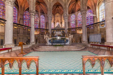 Foto de AUXERRE, FRANCIA, 13 DE ABRIL DE 2022: interiores y detalles arquitectónicos de la catedral de Santa Etienne - Imagen libre de derechos