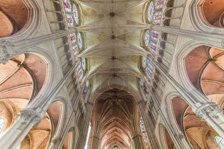 Téléchargez les photos : AUXERRE, FRANCE, 13 AVRIL 2022 : intérieurs et détails architecturaux de la cathédrale Saint-Etienne - en image libre de droit