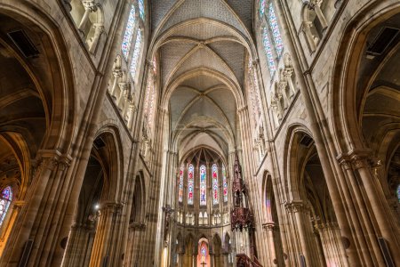 Téléchargez les photos : MOULINS, ALLIER, FRANCE, 11 AVRIL 2022 : intérieurs et détails architecturaux de l'église du Saint-Cœur - en image libre de droit