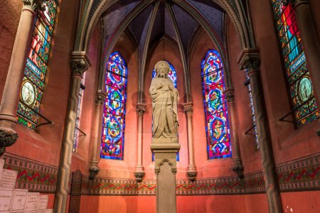 Téléchargez les photos : MOULINS, ALLIER, FRANCE, 11 AVRIL 2022 : intérieurs et détails architecturaux de l'église du Saint-Cœur - en image libre de droit