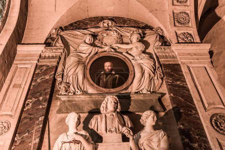 Téléchargez les photos : PARIS, FRANCE, 20 OCTOBRE 2022 : détails architecturaux intérieurs de l'église Saint Nicolas du chardonnet, à Paris, France - en image libre de droit