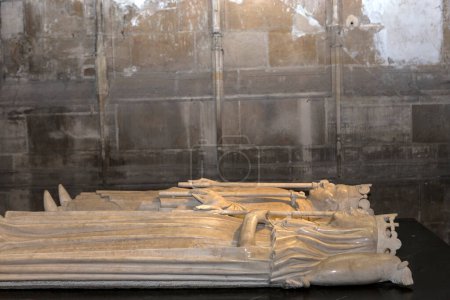 Téléchargez les photos : SAINT-DENIS, FRANCE 12 FÉVRIER 2015, Statues allongées dans la basilique Saint-Denis, nécropole des monarques français, 12 février 2015 à Saint-Denis, près de Paris, France. - en image libre de droit