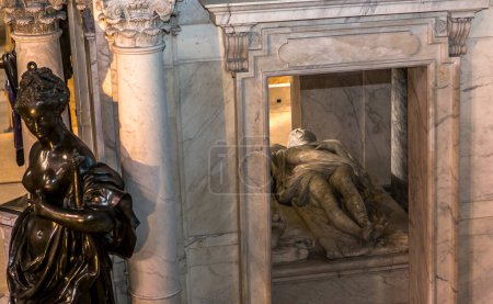 Téléchargez les photos : SAINT-DENIS, FRANCE LE 12 FÉVRIER 2015 Statues dressées dans la basilique Saint-Denis, nécropole des monarques français, le 12 février 2015 à Saint-Denis, près de Paris, France
. - en image libre de droit