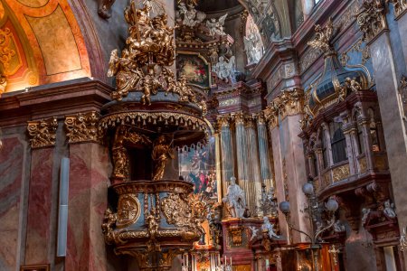Téléchargez les photos : VIENNE, AUTRICHE, 25 MAI 2023 : intérieurs, fresques et détails architecturaux de l'église Peterskirche - en image libre de droit