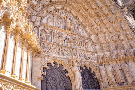 BURGOS, CHER, FRANCIA, 20 DE ABRIL DE 2023: exteriores y decoraciones arquitectónicas de la Basílica Catedral de San Esteban