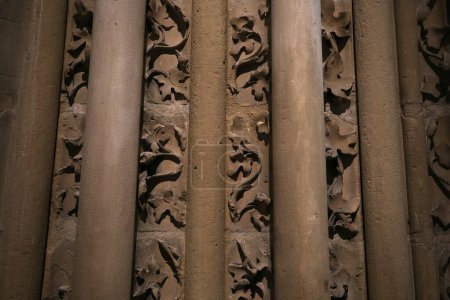 Téléchargez les photos : PARIS, FRANCE, 16 DÉCEMBRE 2023 : intérieurs, décors architecturaux de sculptures dans la chapelle Cluny, Paris, France - en image libre de droit