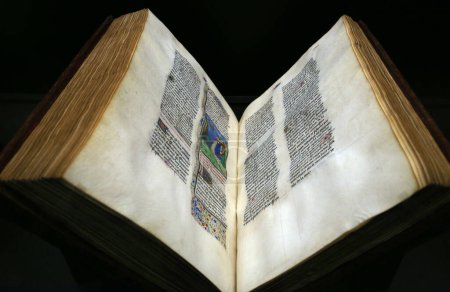 Téléchargez les photos : PARIS, FRANCE, 16 DÉCEMBRE 2023 : ancien manuscrit médiéval dans la chapelle Cluny, Paris, France - en image libre de droit
