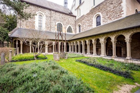 ANGERS, FRANCIA, 22 DE MARZO DE 2024: el claustro del hospital medieval de Saint-John, Angers, Francia