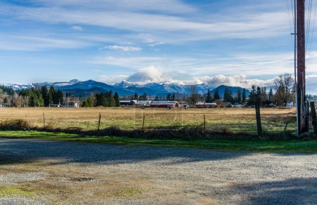 Foto de A view of the countryside and Mount Rainier in Enumclaw, Washington. - Imagen libre de derechos