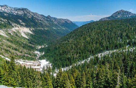 Téléchargez les photos : Une vue panoramique de la route de montagne sur l'autoroute 410 dans l'État de Washington. - en image libre de droit