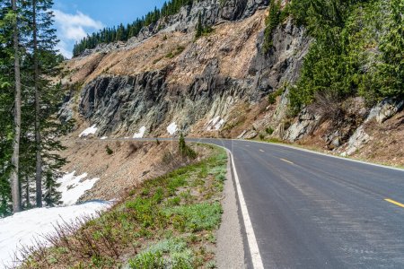 Téléchargez les photos : Une vue sur la route de montagne sur l'autoroute 410 dans l'État de Washington. - en image libre de droit