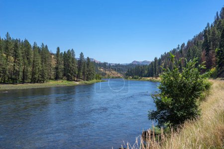 Téléchargez les photos : Clearwater River Lewis and Clark 1805 Expedition Route running through the Nez Perce-Clearwater National Forest in northern Idaho in the summer. - en image libre de droit