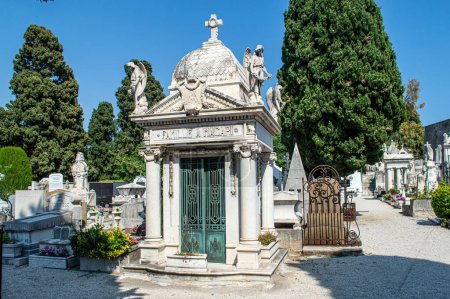 Téléchargez les photos : Statues en pierre dans un ancien cimetière, figures gothiques dans une crypte - en image libre de droit