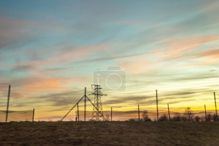 Foto de Cielo del atardecer sobre el campo, líneas eléctricas, fotos del coche. atardecer paisaje - Imagen libre de derechos