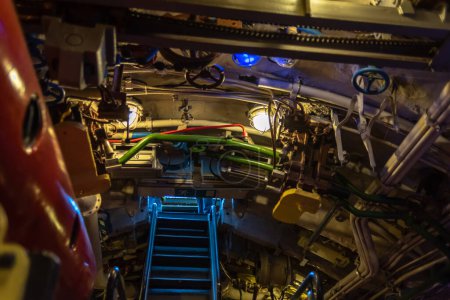 Téléchargez les photos : Vue du sous-marin à l'intérieur. Valves, tuyaux, appareils. Sous-marin B-413 à Kalingrad, Russie - en image libre de droit