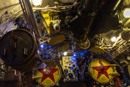 Téléchargez les photos : Vue du sous-marin à l'intérieur. Valves, tuyaux, appareils. Sous-marin B-413 à Kalingrad, Russie - en image libre de droit