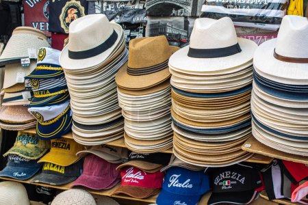 Téléchargez les photos : Chapeaux colorés innombrables et de nombreux stocks chauds dans la boutique de chapeaux. Venise, Italie - en image libre de droit