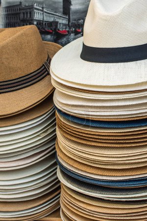 Téléchargez les photos : Chapeaux colorés innombrables et de nombreux stocks chauds dans la boutique de chapeaux. Venise, Italie - en image libre de droit