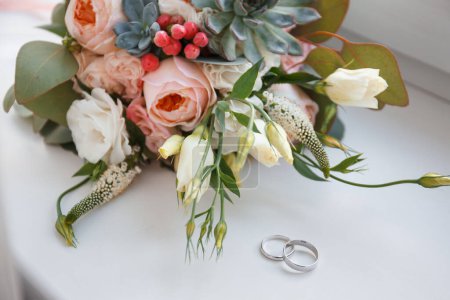 Photo for Bridal bouquet and wedding rings - Royalty Free Image