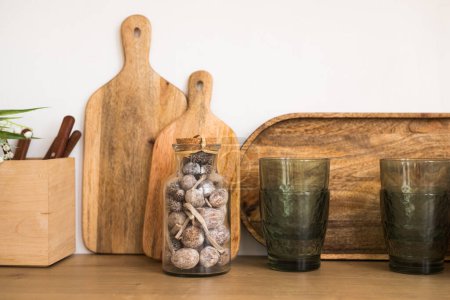 Téléchargez les photos : Bols en bois avec thé vert sur une table avec un verre de thé. - en image libre de droit