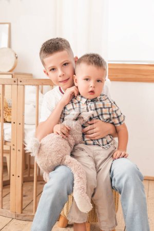Foto de Dos hermanos jugando en la habitación de los niños. Niños pequeños felices en casa. - Imagen libre de derechos