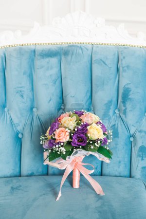 Téléchargez les photos : Bouquet de mariage se tient sur le canapé - en image libre de droit