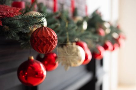 Téléchargez les photos : Jouets de Noël rouges et dorés suspendus sur des branches d'épinette, boules, étincelles, bokeh - en image libre de droit