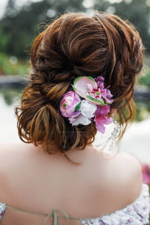 Téléchargez les photos : Belle femme brune romantique coiffure avec des fleurs blanches et roses - en image libre de droit