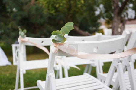 Téléchargez les photos : Chaises décorées lors de la cérémonie de mariage - en image libre de droit