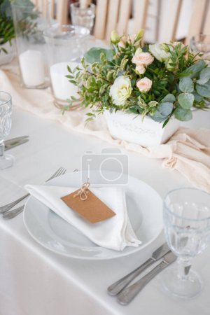 Téléchargez les photos : Arrangement de table de mariage dans des couleurs vives - en image libre de droit