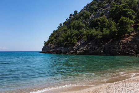Téléchargez les photos : Paysage touristique d'été en Grèce, île, plage de sable doré, baie, montagne avec rochers et forêt, mer avec eau turquoise et bleue, ciel bleu - en image libre de droit