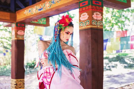 Téléchargez les photos : Belle femme avec dreadlocks bleus et costume japonais rose, festival asiatique, mode orientale - en image libre de droit