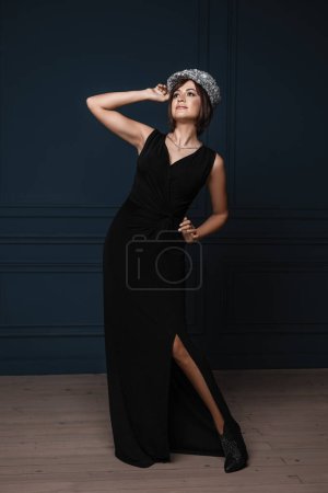 Téléchargez les photos : Belle jeune femme en robe noire longue - en image libre de droit