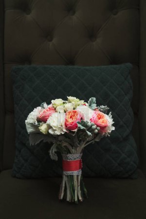 Téléchargez les photos : Magnifique bouquet de roses et pivoines sur le canapé - en image libre de droit