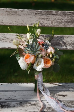 Téléchargez les photos : Décoration de bouquet de fleurs sur la clôture - en image libre de droit
