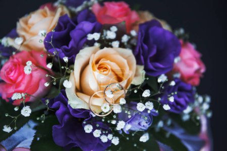 Foto de Ramo de flores con rosas y anillos de boda vista de cerca - Imagen libre de derechos