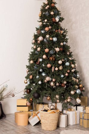 Téléchargez les photos : Arbre de Noël avec des cadeaux en dessous - en image libre de droit