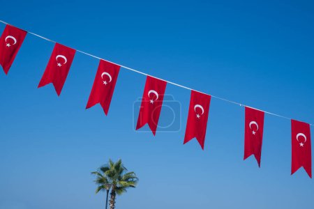 Drapeau de Turquie. Décoration pendant la journée de la république sur ciel bleu
