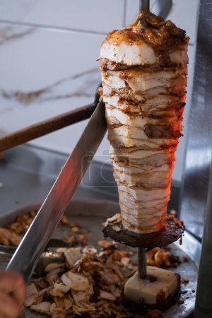 Shawarma. Imagen de primer plano del asado de carne apilada, shawarma. Comida en Turkeye