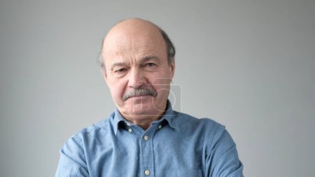 Foto de Retrato de un hombre mayor triste. Emociones faciales negativas masculinas. - Imagen libre de derechos