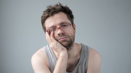 Foto de Retrato de hombre maduro alcohólico triste en grandes gafas. Emociones faciales negativas masculinas. - Imagen libre de derechos