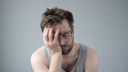 Foto de Retrato de hombre maduro alcohólico triste en grandes gafas. Emociones faciales negativas masculinas. - Imagen libre de derechos