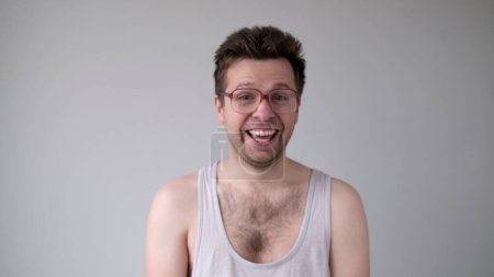Ein lustiger Europäer mit großer Brille lacht dumm.
