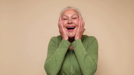 Eine ältere Europäerin lacht. Studioaufnahme