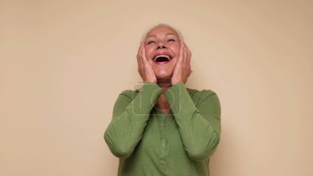 Eine ältere Europäerin lacht. Studioaufnahme