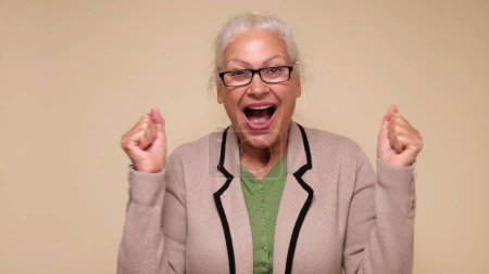 Una anciana europea está impresionada con la noticia y dice wow. Captura de estudio