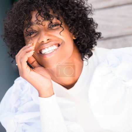 Foto de Joven mujer afroamericana con una gran sonrisa disfrutar del tiempo a solas. Disfrutado y feliz afroamericano chica. - Imagen libre de derechos