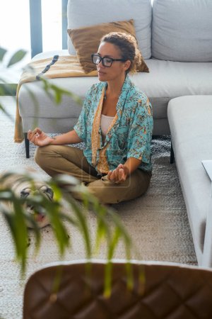 Foto de Zen como la gente estilo de vida salud mental y consciente. mujer haciendo yoga de loto posición para meditar y quitar el estrés y los problemas. Concepto de bienestar y rutina oriental zenlike interior - Imagen libre de derechos